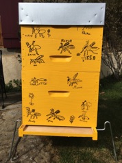 La ruche de l'école de Sully est decorée ...